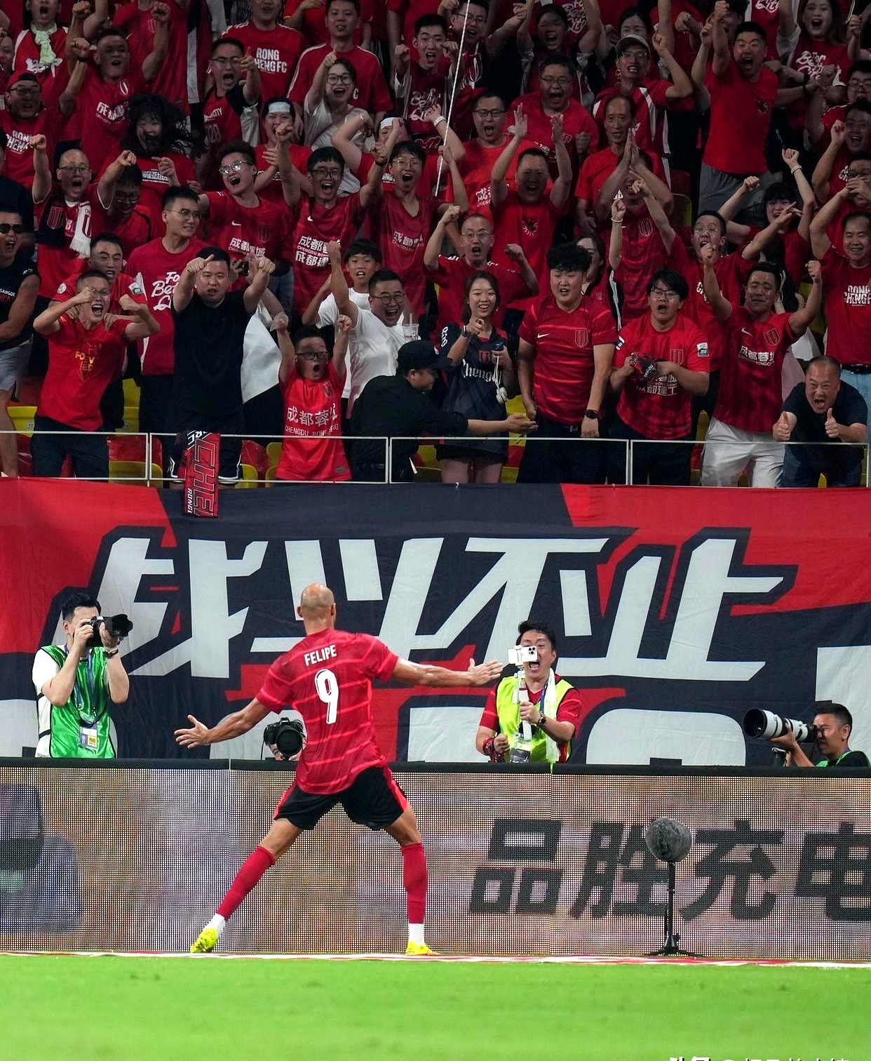 问鼎娱乐app下载-上海久事窗口期刷新队史纪录转会期成都蓉城备战中超，这操作让人直呼：国足怒砍42分的简单介绍